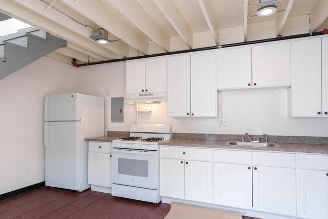 0BR/1BA Loft on San Leandro Street · Oakland photo 2
